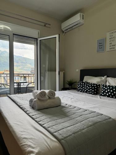 sypialnia z łóżkiem i dwoma ręcznikami na nim w obiekcie Top Line & Modern Apartments in Ioannina w mieście Janina