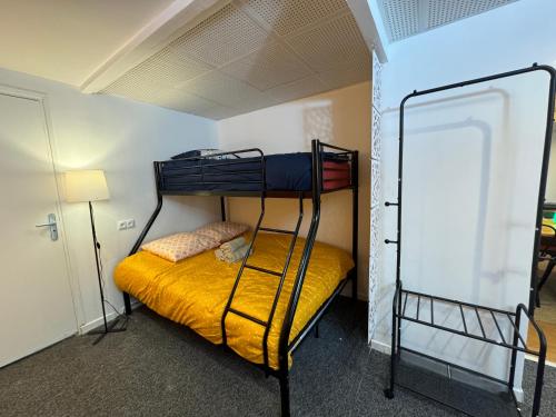 une chambre avec deux lits superposés et une lampe dans l'établissement Eclectic apartment in Paris near Montmartre, à Paris