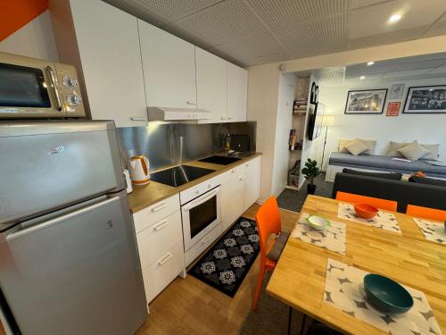 une petite cuisine avec une table et une salle à manger dans l'établissement Eclectic apartment in Paris near Montmartre, à Paris