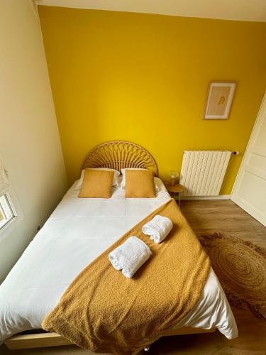 une chambre avec un lit avec deux serviettes dessus dans l'établissement Le Joli-Mans - Gare - BCLA, au Mans