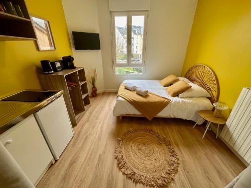 une petite chambre avec un lit et une fenêtre dans l'établissement Le Joli-Mans - Gare - BCLA, au Mans