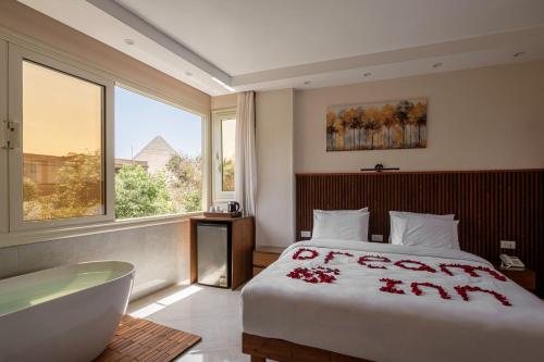 a bedroom with a bed and a bathtub and a bed and a bathtub at Dream Inn in Cairo
