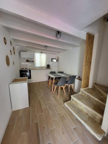 une cuisine et une salle à manger avec une table et des chaises dans l'établissement Paisible maison de village avec terrasse, à Fleury
