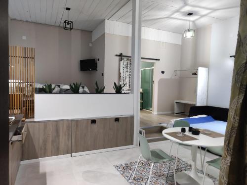 敘拉古的住宿－Al Settimo porta marina，客厅配有沙发和桌子