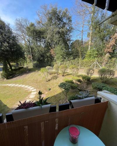 d'une terrasse avec une table et des chaises ainsi que d'un jardin. dans l'établissement Le Pélican, à Saint-Georges-de-Didonne