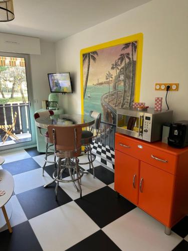une cuisine avec une table et une salle à manger dans l'établissement Studio Sixties, à Saint-Georges-de-Didonne