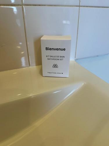 une boîte posée sur une baignoire dans l'établissement Le Vert-Tige - Gare - BCLA, au Mans