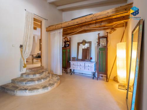 ein Wohnzimmer mit einer Steintreppe und einem Spiegel in der Unterkunft Finca es Nou in Porto Cristo