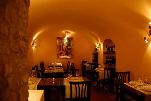 un comedor con mesas y sillas en un restaurante en Locanda All'Andreas, en Montemerano