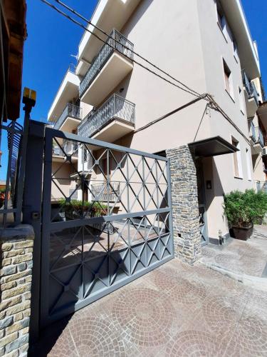 brama do budynku z balkonem w obiekcie Pompei Apartment Casa Signorile w mieście Pompeje