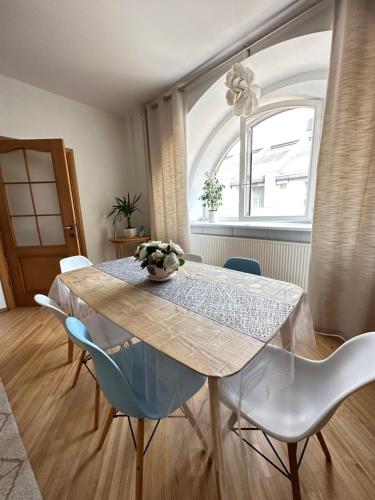 里加Old Town Apartment with Sauna的餐厅里有一张桌子和几把椅子