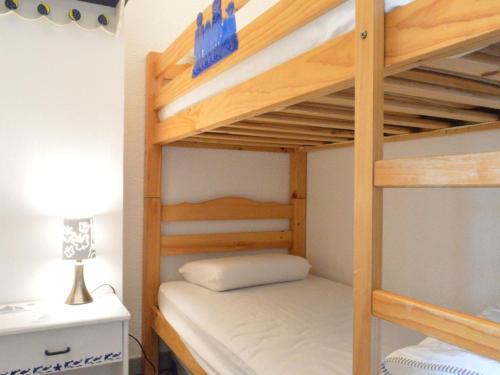 quelques lits superposés dans une chambre dans l'établissement Studio cabine avec piscine, parking privé et loggia – 4 couchages, Cap d'Agde - FR-1-249-51, au Cap d'Agde