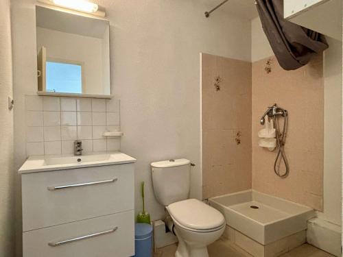 une salle de bain avec toilettes, lavabo et miroir dans l'établissement Appartement 2 pièces avec terrasse et parking, à 80m de la plage, proche commerces, pour 4 pers. - FR-1-225-252, à Argelès-sur-Mer
