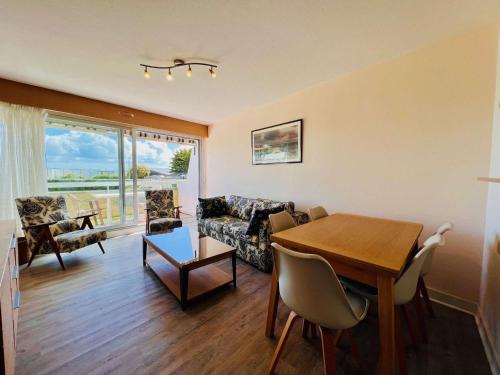 un salon avec une table et un canapé dans l'établissement Quiberon 2P 44m², Wifi, Parking, Animaux acceptés - FR-1-478-90, à Quiberon