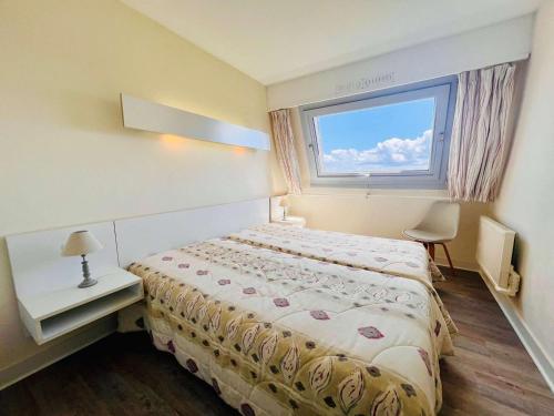 une petite chambre avec un lit et une fenêtre dans l'établissement Quiberon 2P 44m², Wifi, Parking, Animaux acceptés - FR-1-478-90, à Quiberon