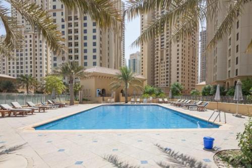 Bazén v ubytování GuestReady - An endless place in Dubai Marina nebo v jeho okolí