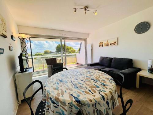 un salon avec un lit et un canapé dans l'établissement Quiberon - 2 pièces rénové avec wifi, parking et balcon - Animaux admis - FR-1-478-88, à Quiberon