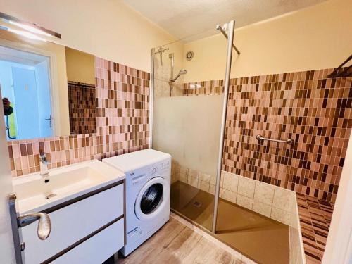 une salle de bain avec un lavabo et une machine à laver dans l'établissement Quiberon - 2 pièces rénové avec wifi, parking et balcon - Animaux admis - FR-1-478-88, à Quiberon