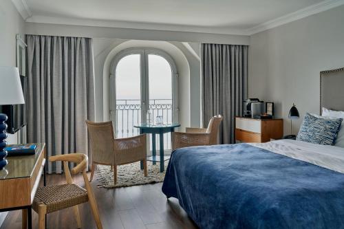 um quarto de hotel com uma cama, uma mesa e cadeiras em Bayview Hotel em Ballycotton