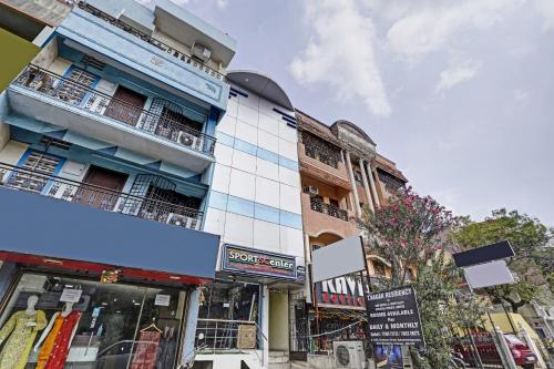 een gebouw op een straat met borden ervoor bij Hotel O T.Nagar in Chennai