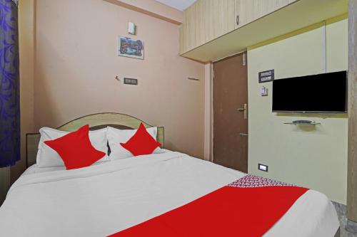 Postel nebo postele na pokoji v ubytování Hotel O T.Nagar