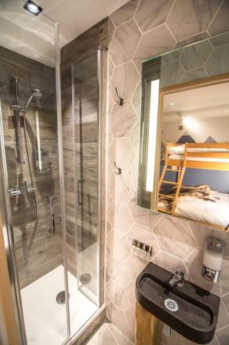 une salle de bain avec une douche, un lavabo et un miroir dans l'établissement Stylish place-Amazing Views-3 main lifts, Apt design- vue splendide-3 Telecabines, à Samoëns