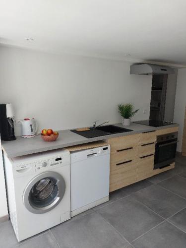 Dapur atau dapur kecil di Maison 3 chambres avec jardin et piscine à deux pas d'Avignon