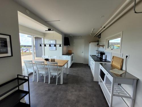 a kitchen and dining room with a table and chairs at Halmstad Golfarena stugor in Halmstad