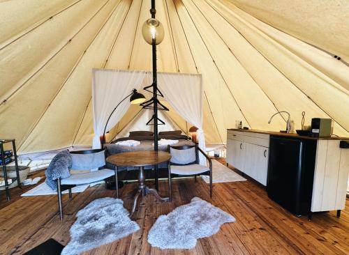 HerjavaにあるSilma Retreat Glampingのテント(テーブル、椅子付)が備わる客室です。