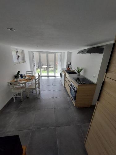 Ruang duduk di Maison 3 chambres avec jardin et piscine à deux pas d'Avignon