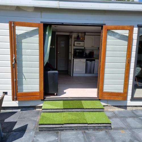 Küche/Küchenzeile in der Unterkunft Chalet E 200 de Holle Poarte in Makkum