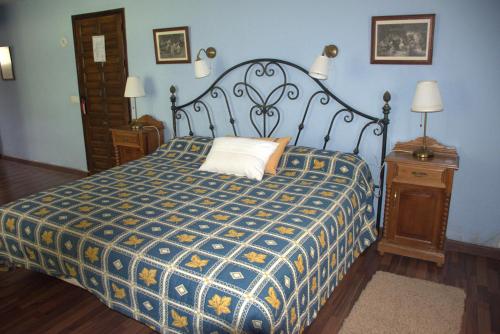 - une chambre dotée d'un lit avec un mur bleu dans l'établissement Hotel El Refugio de Juanar, à Ojén