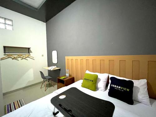 Postel nebo postele na pokoji v ubytování Urbanview De Path House Syariah Boyolali