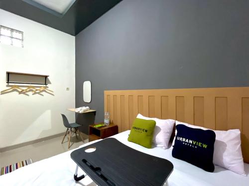 Postel nebo postele na pokoji v ubytování Urbanview De Path House Syariah Boyolali
