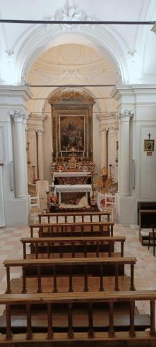 a large room with a church with benches in it at Locanda la Rocca Residenza d'Epoca in Fossombrone