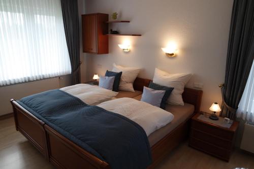 ein Schlafzimmer mit einem Bett und zwei Kissen in der Unterkunft Ferienwohnung Luzia in Nettetal
