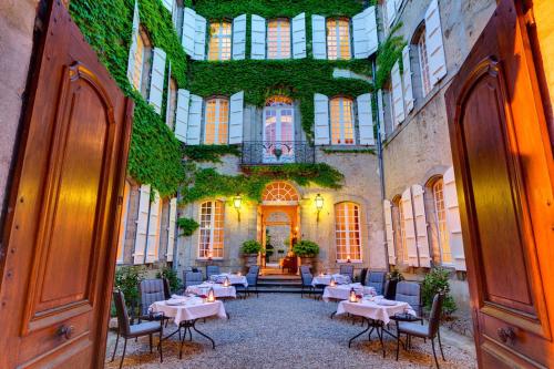een restaurant met tafels en stoelen in een gebouw bij Chambres d'hôtes Relais Mira Peis in Mirepoix