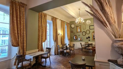 a living room with a table and chairs at Chambres d'hôtes Relais Mira Peis in Mirepoix