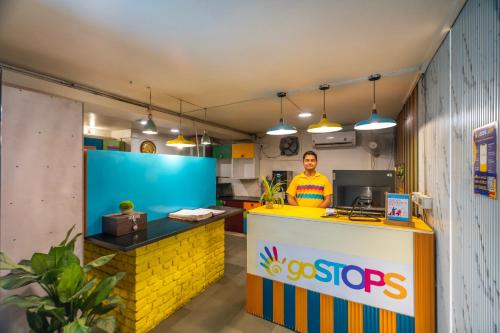 een man achter een aanrecht in een keuken bij goSTOPS Delhi in New Delhi