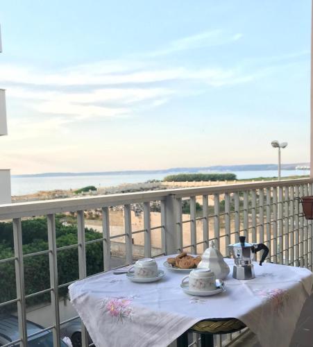 een tafel op een balkon met uitzicht op het strand bij Un balcone sul mare in Gallipoli