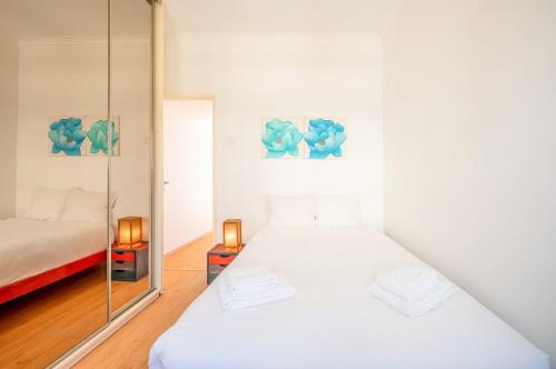 A bed or beds in a room at GuestReady - Tranquil Algés Getaway