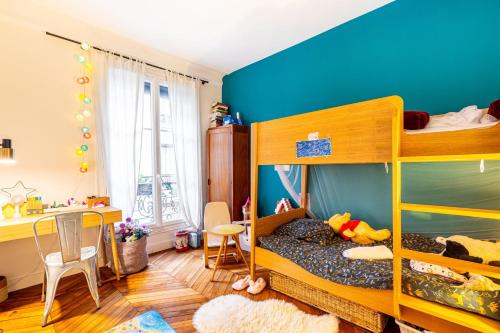 une chambre avec un lit superposé et un bureau dans l'établissement GuestReady - Loveliness near Pont Mirabeau, à Paris