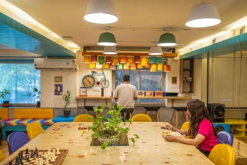 a couple of people sitting at a table in a room at goSTOPS Delhi in New Delhi