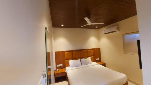Postel nebo postele na pokoji v ubytování HOTEL RIGGA INN KOKILABEN DHIRUBHAI AMBANI Hospital