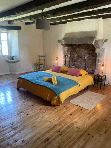 Cette chambre spacieuse dispose de parquet et d'un grand lit. dans l'établissement Manoir 4 couchages, terrain de tennis étang privé, à Lannéanou