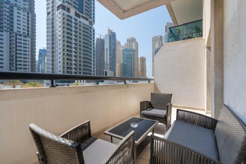 杜拜的住宿－GuestReady - Refúgio sereno na Marina do Dubai，阳台配有桌椅,享有城市美景。