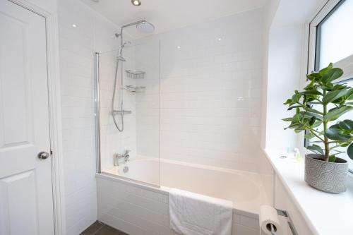 Ένα μπάνιο στο GuestReady - Tranquil Retreat near Bramall Hall