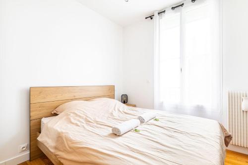 Een bed of bedden in een kamer bij GuestReady - Simplicity near Paris