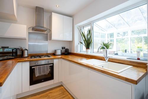 Η κουζίνα ή μικρή κουζίνα στο GuestReady - Tranquil Retreat near Bramall Hall
