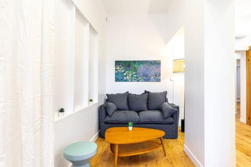 un salon avec un canapé et une table dans l'établissement GuestReady - Serene stay near Champ de Mars, à Paris